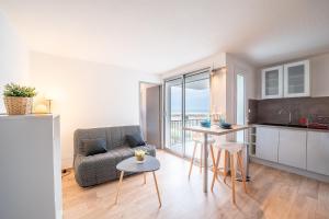 Kuchyňa alebo kuchynka v ubytovaní Le Bleu Soleil - Bel appt pour 4 vue mer