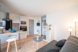 Kuchyňa alebo kuchynka v ubytovaní Le Bleu Soleil - Bel appt pour 4 vue mer
