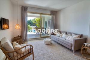Posezení v ubytování Las Velas I Planta baja en S'Agaró con vista mar y agradable terraza con acceso directo a la piscina + 29 fotografií