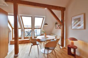 施特拉爾松德的住宿－Ferienwohnung an der Brunnenaue，一间带桌椅和窗户的用餐室