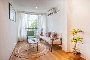 ein Wohnzimmer mit Sofa und Tisch in der Unterkunft ama Stays & Trails White House, Lonavala in Lonavla