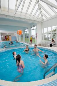 un grupo de personas en una piscina en Bay View Villas en Bucks Mills
