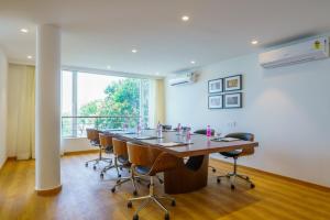 ein großer Konferenzraum mit einem langen Tisch und Stühlen in der Unterkunft ama Stays & Trails White House, Lonavala in Lonavla + 39 Fotos