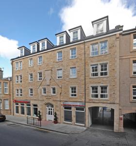 un edificio de apartamentos en la esquina de una calle en PREMIER SUITES Edinburgh Fountain Court, en Edimburgo
