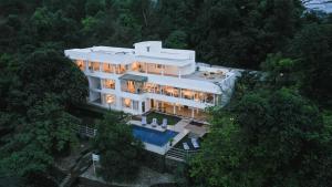 eine Luftaufnahme eines Gebäudes mit einem Swimmingpool in der Unterkunft ama Stays & Trails White House, Lonavala in Lonavla