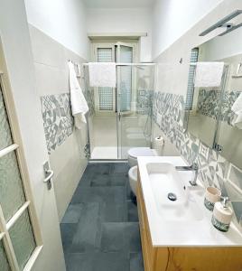 een badkamer met een wastafel, een toilet en een douche bij Casa Milù in Turijn