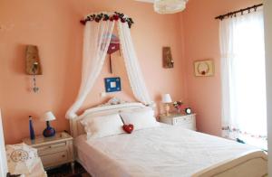 A bed or beds in a room at Polytropon Apartments