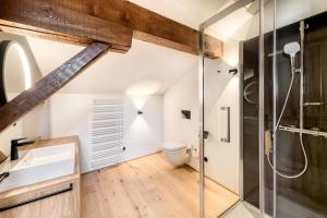 łazienka z prysznicem i toaletą w obiekcie Münsterhus by A-Appartments w mieście Schruns