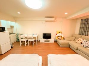 大阪市にあるREIWA HOUSEのリビングルーム(ソファ、テディベア付)