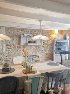 SaussignacにあるAux Champésのキッチン、ダイニングルーム(テーブル、椅子付)