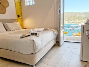 um quarto de hotel com uma cama e uma varanda em Gigi Rooms em Poros