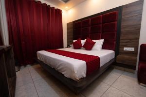 Hotel The Vaishvik客房内的一张或多张床位