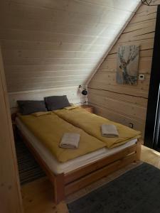 una camera da letto con letto in una camera in legno di Miętusowa Chata pod Babią a Zawoja