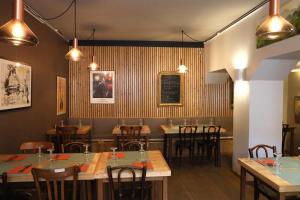 - un restaurant avec des tables et des chaises dans une salle dans l'établissement Les 7 Frères, à Monestier-de-Clermont
