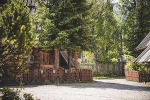una valla de madera frente a una casa en Domki Javorina en Zakopane