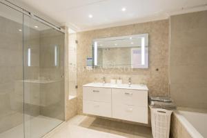 Fotografia z galérie ubytovania PUERTO MARINA-BENALMADENA LUXURY APARTMENT DENTRO DE LA ISLA v destinácii Benalmádena
