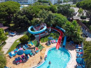 een luchtzicht op een waterpark met een waterglijbaan bij Alfagar Aparthotel in Albufeira
