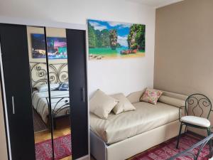 a living room with a couch and a bed at B&B RUFHOUSE in Lovere