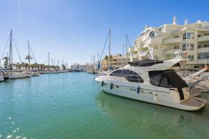 Fotografia z galérie ubytovania PUERTO MARINA-BENALMADENA LUXURY APARTMENT DENTRO DE LA ISLA v destinácii Benalmádena