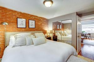 Säng eller sängar i ett rum på Luxe Denver Condo with Community Patio and Grill
