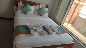 um quarto com uma cama com almofadas e uma janela em Hotel Terrace Park em Patan