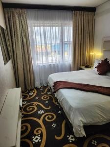 Cama ou camas em um quarto em Palm Continental Hotel