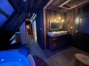 nad głową łazienki z toaletą i umywalką w obiekcie Hotel Spichlerz Pierwszy SPA & WELLNESS w Kazimierzu Dolnym