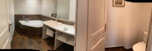 a bathroom with a sink and a toilet and a tub at Chambres d'hôtes Le Relais de la Perle in Le Vernois