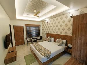 Rāmgarh的住宿－Cloud Inn, Ramgarh，一间卧室配有一张床和一张桌子