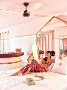 een vrouw op een bed in een hotelkamer bij Grand Paradiso Ibiza - Adults Only in San Antonio Bay