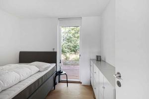 um quarto com uma cama grande e uma janela em Heavenport em Vester Sømarken