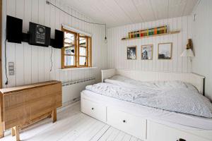 Habitación blanca con cama y ventana en Dronningmlle en Dronningmølle