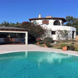 una gran piscina frente a una casa en Appartamento Panorama 1, en San Teodoro