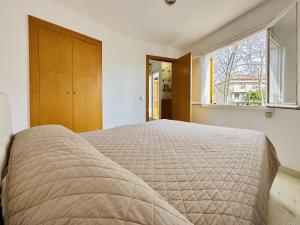 Tempat tidur dalam kamar di Apartament Gala