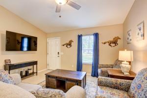 - un salon avec deux canapés et une table dans l'établissement Pet-Friendly Ocala Vacation Rental!, à Ocala