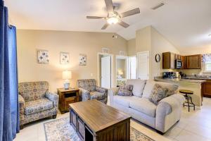 sala de estar con sofá, sillas y mesa en Pet-Friendly Ocala Vacation Rental!, en Ocala
