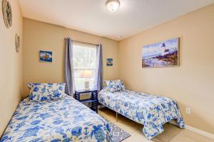 - une chambre avec 2 lits et une fenêtre dans l'établissement Pet-Friendly Ocala Vacation Rental!, à Ocala