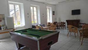 um quarto com uma mesa de bilhar no meio em Hostellerie des Grands Chapeaux em Bayeux