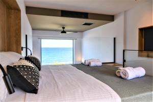 CUBES ON THE BEACH Athens Airport客房内的一张或多张床位