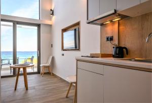 CUBES ON THE BEACH Athens Airport的厨房或小厨房