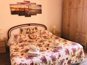 1 dormitorio con 1 cama con toallas en B&B Antonella, en Taormina