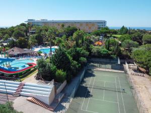 an overhead view of a tennis court and a tennis court at Alfagar Alto da Colina in Albufeira