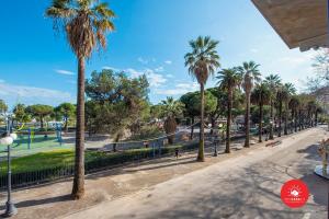 eine von Palmen gesäumte Straße in einem Park in der Unterkunft Wild Zagara Luxury Sea View in La Spezia