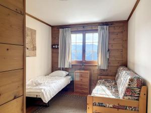 a bedroom with two beds and a window in it at Residence Bastide in Verbier