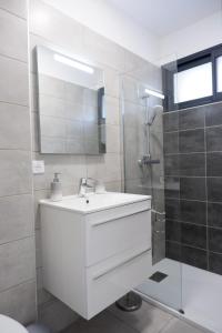 Kúpeľňa v ubytovaní N7 Charmant T2 avec jacuzzi privé