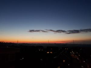 a view of a city at sunset at Beliebte Unterkunft 60qm in Neuss zwischen Düsseldorf & Köln in Neuss