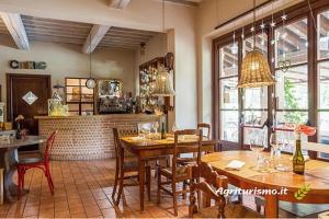 un comedor con mesas y sillas en un restaurante en B&B Al Felcino, en Fabro