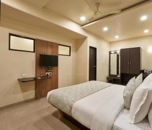 Postel nebo postele na pokoji v ubytování Hotel Atria, Kolhapur