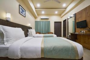 Postel nebo postele na pokoji v ubytování Hotel Atria, Kolhapur
