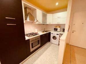 Kuchyň nebo kuchyňský kout v ubytování App4rent Saturno 4 - family apartment, wifi, parking